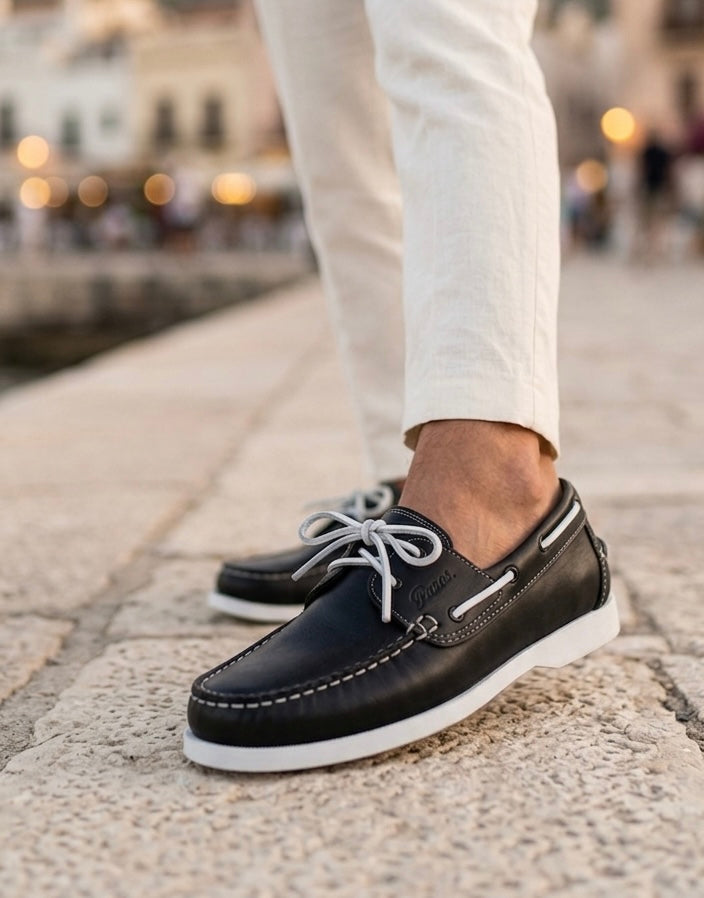 bateau lamur noir