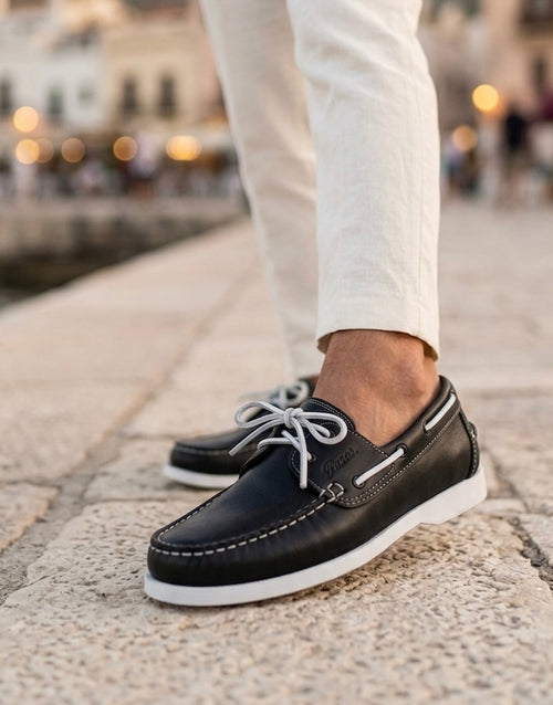 bateau lamur noir